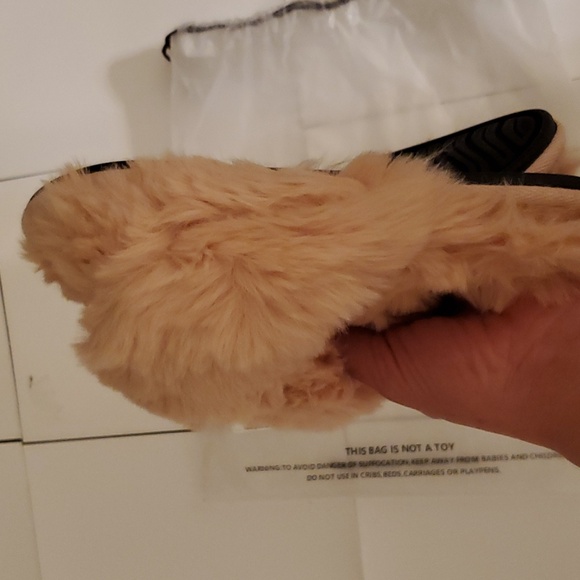 🤩New family pro fur fluffy slippers size small fits 7, 7.5, 8 - Picture 5 of 12